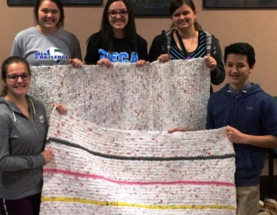 Μαθητές στις ΗΠΑ μετατρέπουν πλαστικές σακούλες σε στρώματα ύπνου για αστέγους