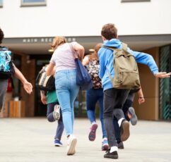 Το σχολείο θα έπρεπε να είναι ο πρώτος χώρος όπου κάθε παιδί μαθαίνει πώς να μαθαίνει. Αντί γι' αυτό, μαθαίνει πώς να χωρά
