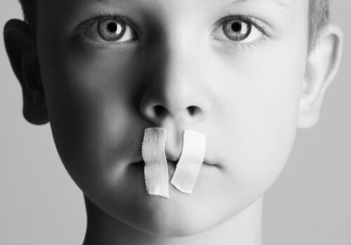 «Ό,τι δεν θυμάται το παιδί, το θυμάται το σώμα του. Το παιδί ξεχνάει για να ζήσει. Το σώμα θυμάται για να θεραπευτεί» | Alice Miller