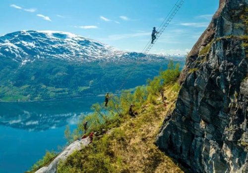 Μια σκάλα για τολμηρούς στη Νορβηγία | Η εντυπωσιακή θέα των φιορδ που κόβει την ανάσα (βίντεο)