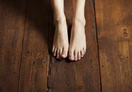 8 ανησυχητικά συμπτώματα που εμφανίζονται στα πόδια και τι σημαίνουν