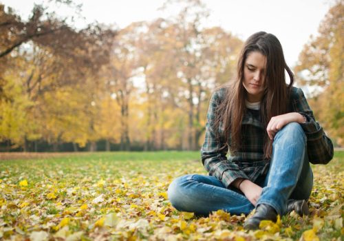 Εποχική κατάθλιψη: Συμπτώματα, αιτίες και πώς να την διαχειριστούμε