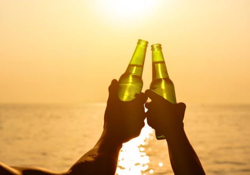 Αλκοόλ στην παραλία: Πόσο επικίνδυνο είναι να πίνουμε ποτά κάτω από τον ήλιο