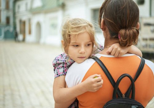 Σημάδια ότι το παιδί σας έχει άγχος και 8 τρόποι να το βοηθήσετε να το αποβάλει