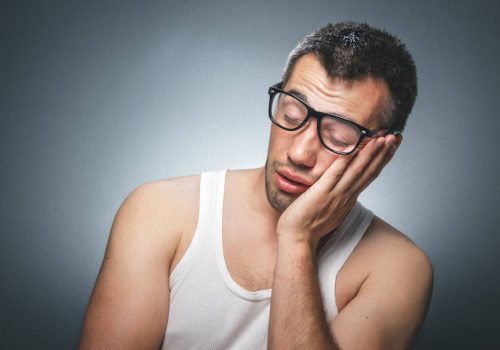 Μεταγευματική Υπνηλία: Γιατί μας πιάνει ο ύπνος μετά από το φαγητό;