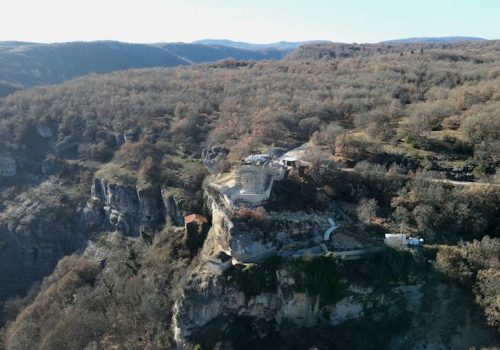 Μονή Παμμεγίστων Ταξιαρχών Τσούκας: Ένα μοναστήρι χτισμένο δίπλα σε καταρράκτη (βίντεο)
