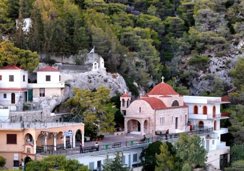 Η θαυματουργή Μονή του Οσίου Παταπίου στο Λουτράκι (βίντεο)