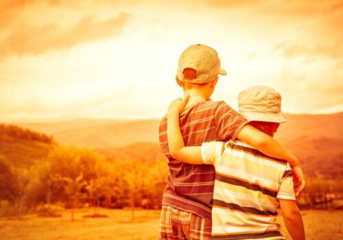 Μεγαλώνοντας αγόρια: Πώς να βοηθήσουμε το παιδί μας να χτίσει δυνατές σχέσεις