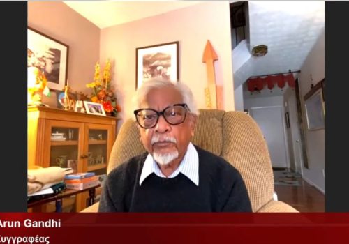 Όταν ο Arun Gandhi προειδοποιούσε για τον Γ΄ΠΠ λίγες μέρες πριν τον πόλεμο της Ουκρανίας (Βίντεο)