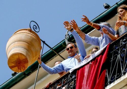 Πάσχα: Οι «Μπότηδες» της Κέρκυρας και μερικά από τα πιο ιδιαίτερα πασχαλινά έθιμα το κόσμου