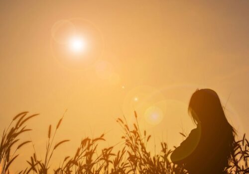 Caroline Myss: «Δεν πονάς από το παρελθόν σου, πονάς επειδή σταμάτησες να αγαπάς»