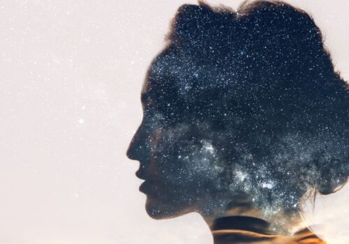 Caroline Myss: Η εσωτερική δύναμη γεννιέται όταν παύουμε να προδίδουμε τον εαυτό μας