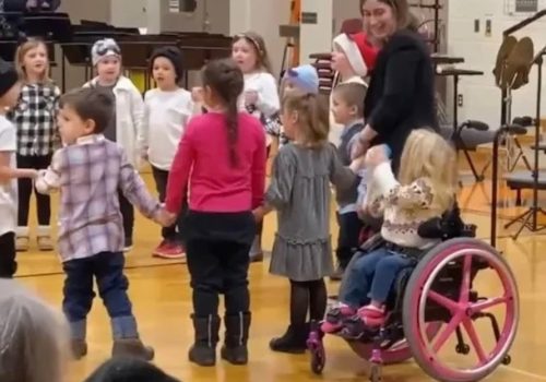 Δασκάλα αποκλείει μαθήτρια σε αναπηρικό καρότσι από τη μαθητική παράσταση και προκαλεί σάλο (βίντεο)