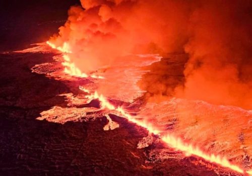 Ισλανδία | Ηφαίστειο εξερράγη εκτοξεύοντας λάβα μέχρι και 100 μέτρα ύψος! Δείτε live εικόνα