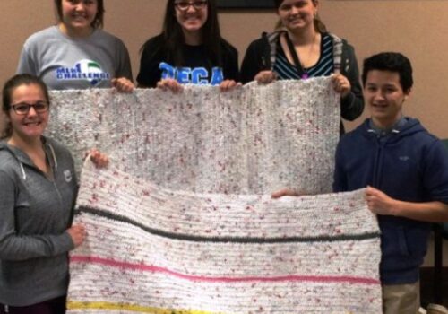 Μαθητές στις ΗΠΑ μετατρέπουν πλαστικές σακούλες σε στρώματα ύπνου για αστέγους