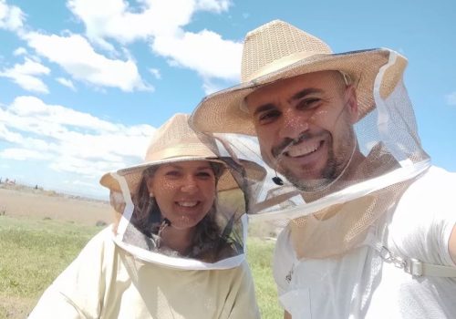 Ζευγάρι νομάδων μελισσοκόμων ταξιδεύουν τα μελίσσια τους στα σχολεία της βόρειας Ελλάδας