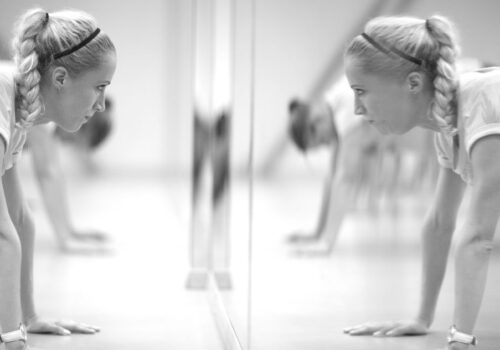 Η τεχνική του “mirror work”: Τι θα συμβεί αν αρχίσεις να μιλάς στον εαυτό σου στον καθρέφτη;