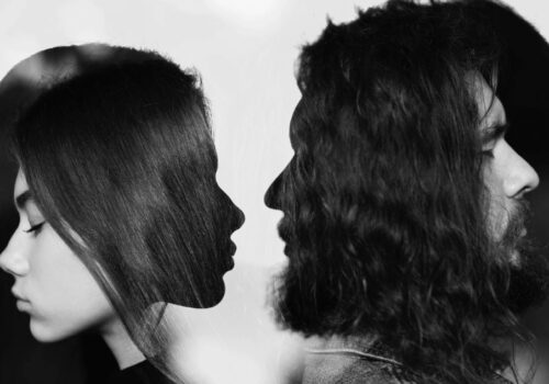 «Οι πιο επικίνδυνες μορφές ελέγχου δεν επιβάλλονται. Δίνονται ως φροντίδα» | Alain de Botton