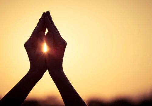 Caroline Myss: «Η εποχή των σωτήρων γεννιέται από την απώλεια πίστης στο ιερό»