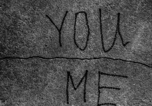 Οι αόρατες ρωγμές: Πώς μια σχέση φθείρεται χωρίς λέξεις