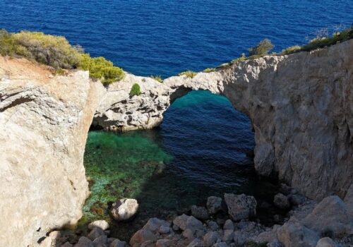 Σπηλιά της Φώκιας: Η κρυμμένη παραλία που δεν την βλέπει ποτέ ο ήλιος (βίντεο)