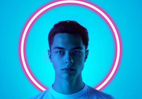 Spotlight effect | Όταν πιστεύουμε ότι οι άλλοι μας προσέχουν πολύ περισσότερο απ’ όσο στην πραγματικότητα