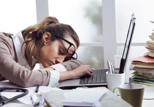 Ξυπνάς κουρασμένος ακόμα και αν κοιμάσαι αρκετές ώρες; Δες τι μπορεί να σου λείπει