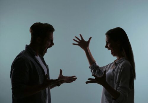 Όταν δεν μπορούμε να ξεσπάσουμε εκεί που πονάμε, ξεσπάμε εκεί που αγαπάμε