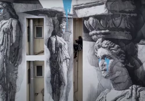 «Καρυάτιδες που Κλαίνε»: Η εντυπωσιακή τοιχογραφία του καλλιτέχνη ΙΝΟ στο Μοναστηράκι (βίντεο)